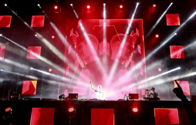 Armin Van Buuren 23 listopada 2016 zagrał swój pierwszy w życiu set w Birmie, w Rangun.