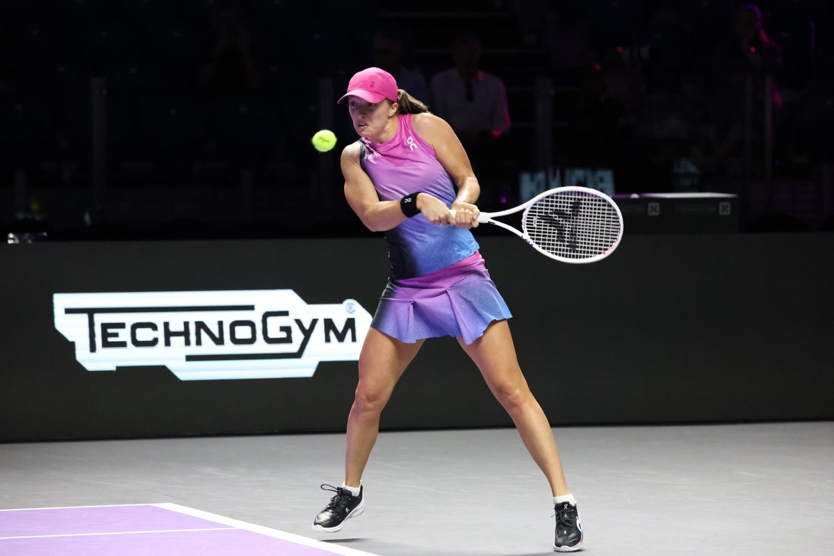 Iga Świątek w meczu fazy grupowej z Czeszką Barborą Krejcikovą podczas tenisowego turnieju WTA Finals 2024 w Rijadzie w Arabii Saudyjskiej