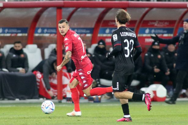 Zawodnik Widzewa Łódź Mata Milos (L) i Leonardo Koutris (P) z Pogoni Szczecin podczas meczu 18. kolejki piłkarskiej Ekstraklasy