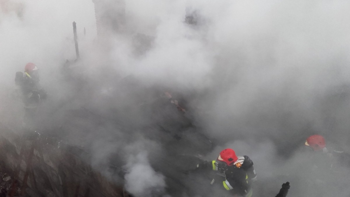 W pożarze, który wybuchł dzisiaj w nocy w Sopocie, zginęła jedna osoba. - Nadal przeszukujemy pustostan, sprawdzamy, czy nie natrafimy tutaj na kolejne zwłoki – mówią w rozmowie z Onetem strażacy, biorący udział w akcji.