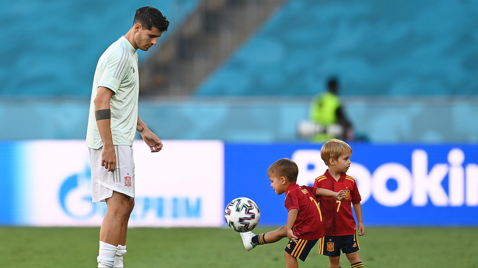 Alvaro Morata wraz z synami przed meczem ze Słowacją