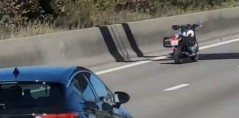 Niebywały widok na autostradzie! Rozpędzony motocykl jechał bez kierowcy! Co tam się wydarzyło!? [WIDEO]