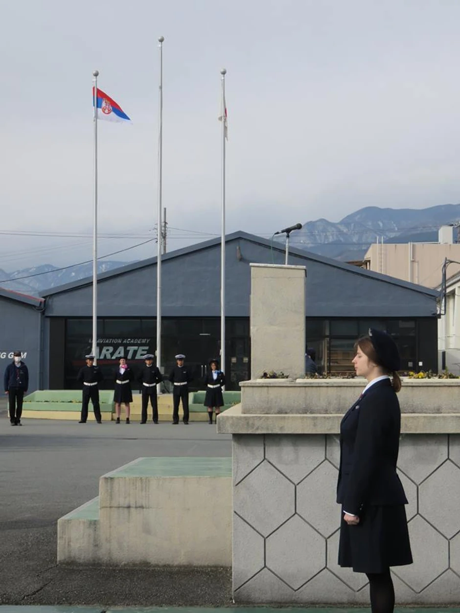 Naša učenica u Japanu u stavu mirno