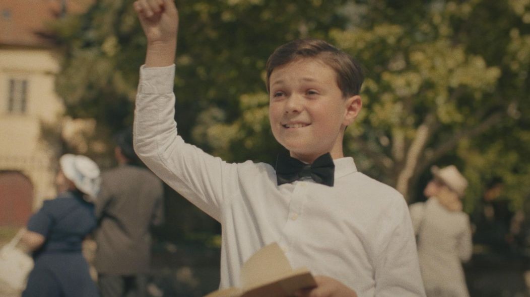 Postava malého Ota zomrela v seriáli Dunaj, k vašim službám v dvanástej sérii počas bombardovania rafinérie Apollo