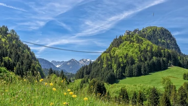 Niesamowita kładka w Alpach łączy dwa zamki