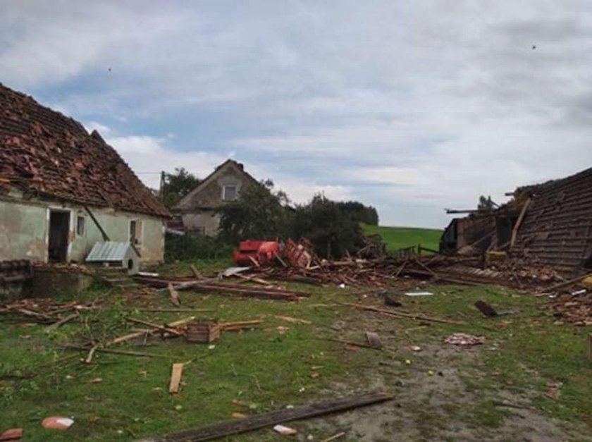 Zniszczone budynki, połamane drzewa i podtopienia. Burze w Polsce