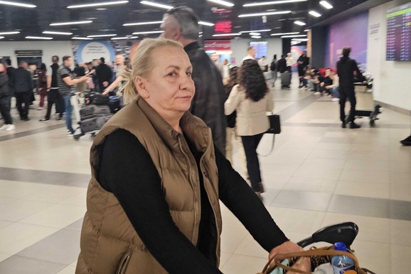 "NEKA SE DOSTOJANSTVENO PENZIONIŠE" Pevačica oplela po Vesni Zmijanac zbog spornog snimka sa nastupa: "Pijana tetka"