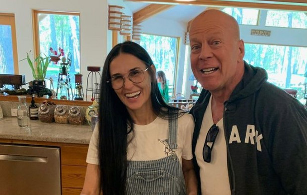 Demi Moore odwiedza Bruce'a Willisa.