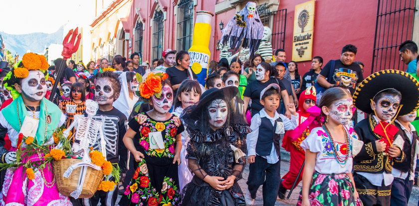 Día de Muertos to niesamowite meksykańskie święto. Czy ma coś wspólnego z Halloween?