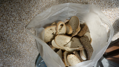 Nie wyrzucaj suchego chleba. Oto, co można z nim zrobić