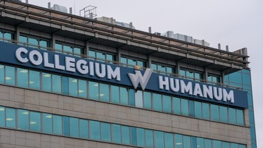 afera collegium humanum. pozwem groziło 500 studentów. zdecydowało się