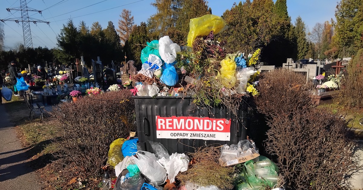 Miał być koniec z zalewem śmieci na cmentarzach. Sprawdziłam, jak to wygląda naprawdę [OPINIA]