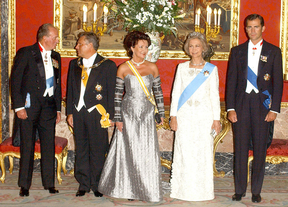 Król Juan Carlos I, królowa Zofia i książę Filip (obecny monarcha) oraz Aleksander i Jolanta Kwaśniewscy