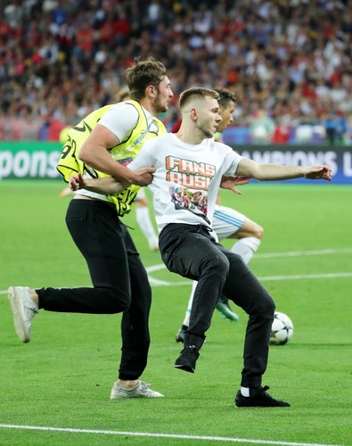 Wielki skandal w finale Ligi Mistrzów. Kibic przeszkodził Cristiano Ronaldo w strzeleniu gola