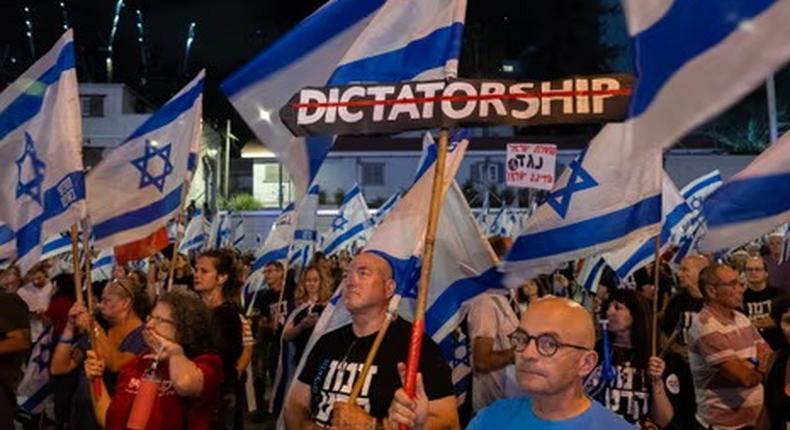 Thousands of Israeli protesters call for Netanyahu's resignation over Gaza war [theguardian]