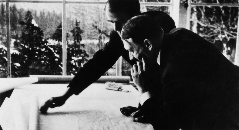 Architekt Albert Speer pokazujący kanclerzowi Niemiec Adolfowi Hitlerowi plany urbanistyczne nowego Berlina, lata 30. XX w.