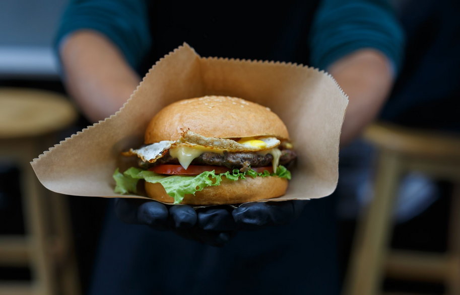 Spożywanie fast foodów niesie za sobą negatywne skutki zdrowotne