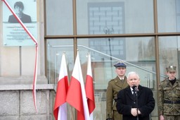 Warszawa: Na gmachu Ministerstwa Rozwoju odsłonięto tablicę pamięci Grażyny Gęsickiej