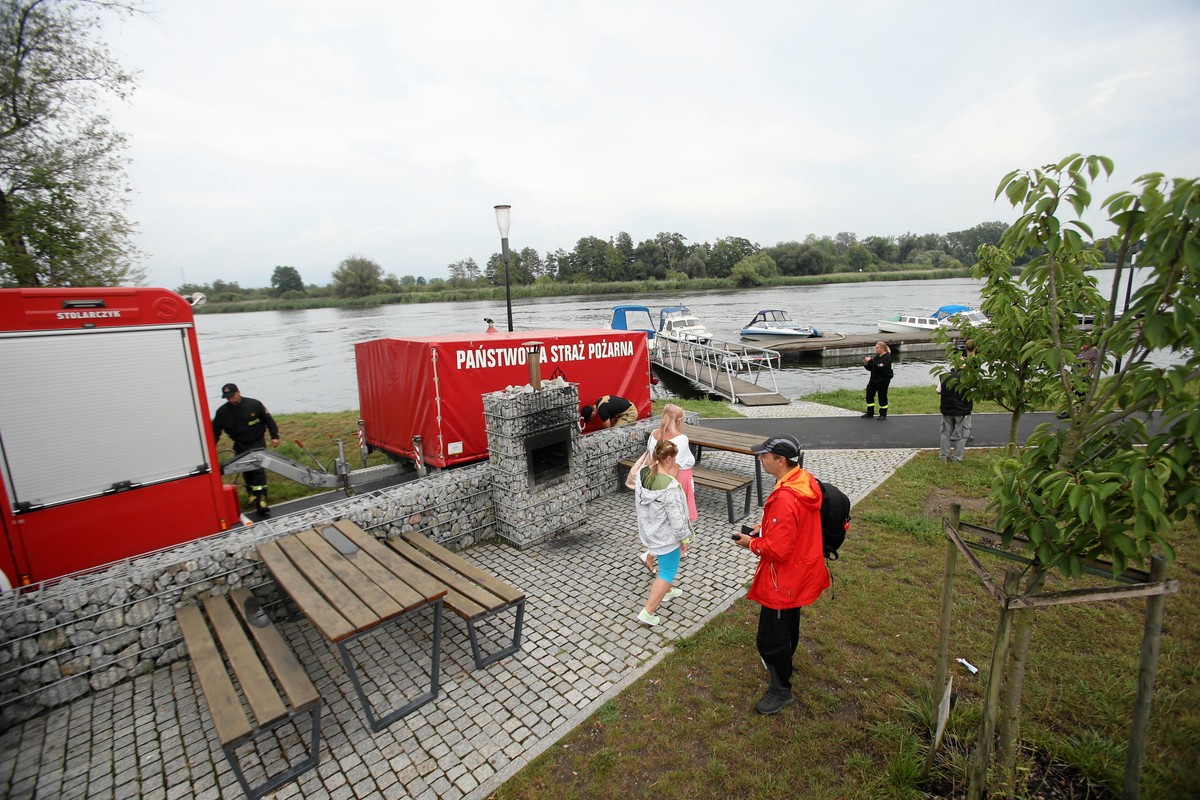 Siadło Dolne. Straż pożarna przy brzegu Odry