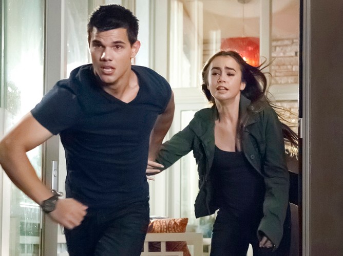 Po rozstaniu z Lautnerem, paparazzi przyłapali Lily na randce z Zakiem Efronem