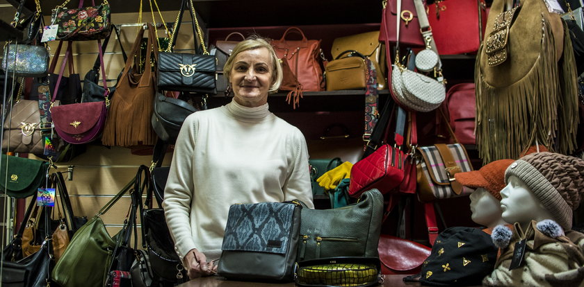 Pani Maria od ponad 30 lat szyje i naprawia torebki: Nie pójdę na emeryturę, bo kocham swoją pracę!