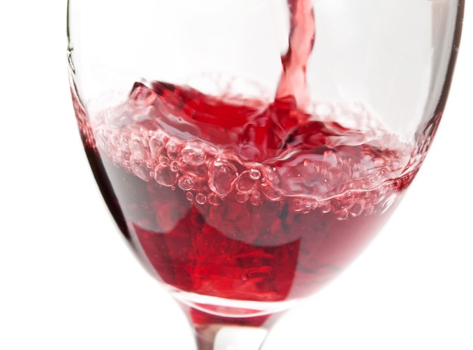 Wypij mały (!) kieliszek alkoholu. Lampka czerwonego wytrawnego wina lub kieliszek wódki (czystej z pieprzem lub żołądkowej) poprawi krążenie w jelitach, co usprawni trawienie.