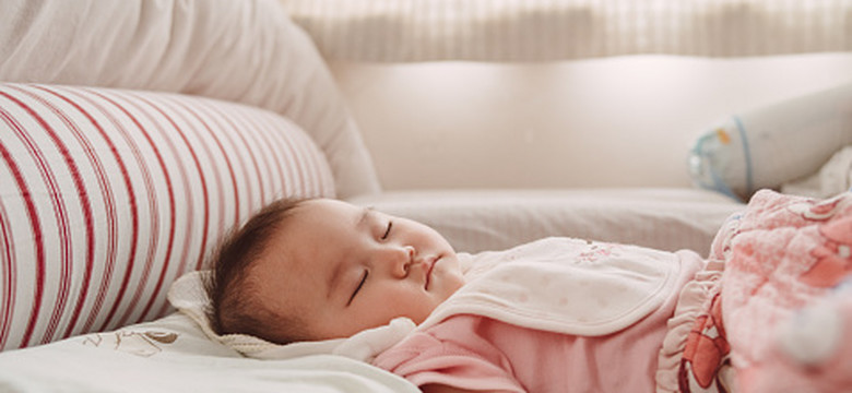Rogal do łóżeczka - czy jest bezpieczny dla niemowlęcia?