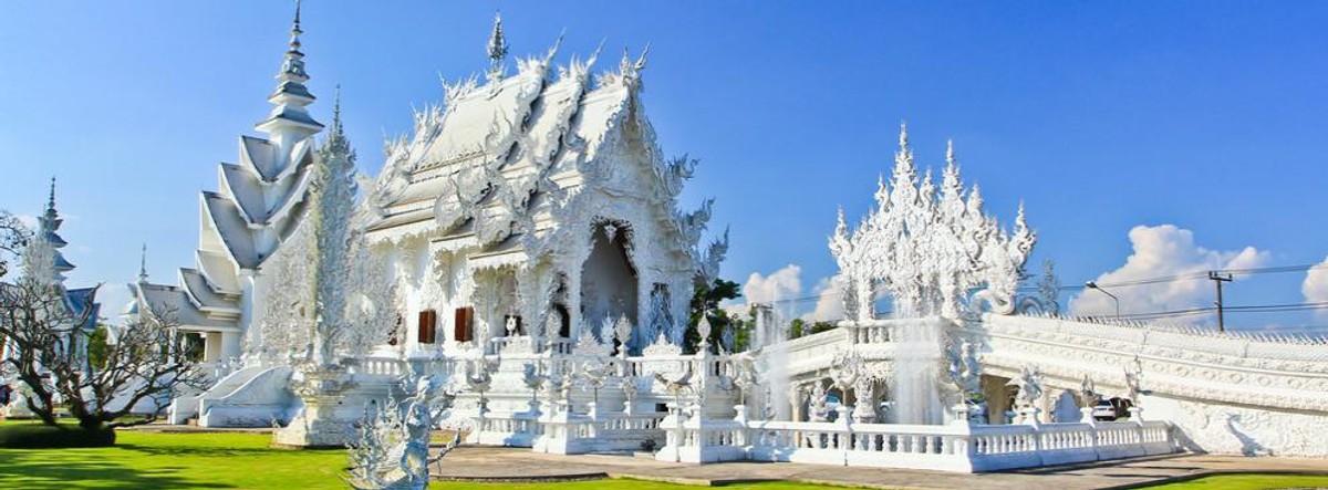 Wat Rong Khun – czyli Biała Świątynia. Świątynia położona jest na północy Tajlandii, w pobliżu miasta Chiang Rai. Jako ciekawostkę można dodać, ze budowla nie jest jeszcze skończona ( budowę zaczęto w 1997 roku.)