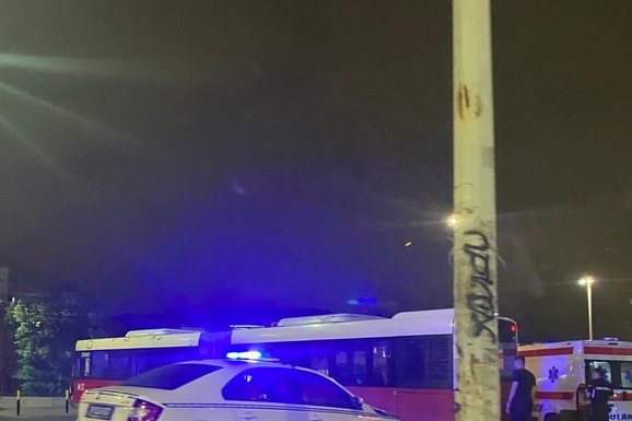 GRAĐANI RAZBIJALI VRATA DA OSLOBODE VOZAČA! Udarali i i rukama i nogama u AUTOBUS, on bio unutra BEZ SVESTI! Evo kakvo je njegovo zdravstveno stanje sada