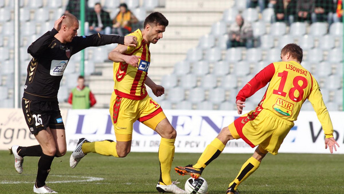 W pierwszym sobotnim spotkaniu 18. kolejki Ekstraklasy piłkarskiej Korona Kielce zremisowała na własnym stadionie 3:3 (0:2) z Polonią Bytom.