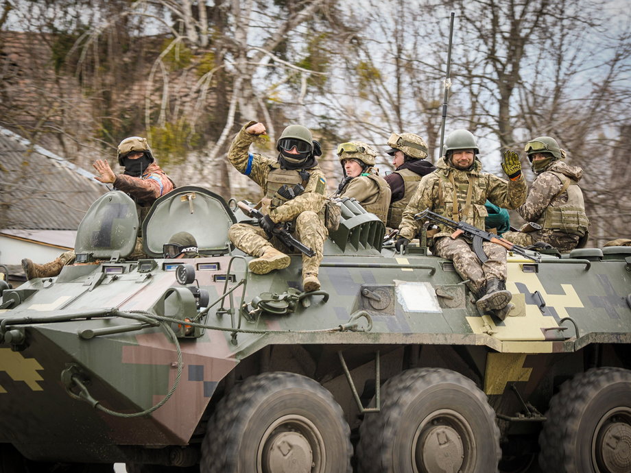 Ukraińska armia po wyzwoleniu miejscowości Hostomel, 6 kwietnia 2022 r. 