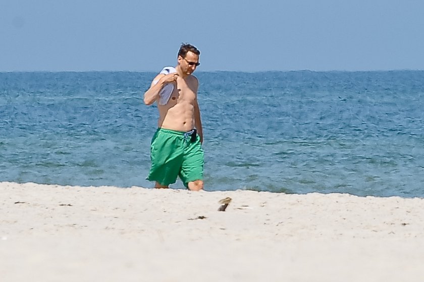 Radosław Sikorski na plaży ćwiczy brzuszki 