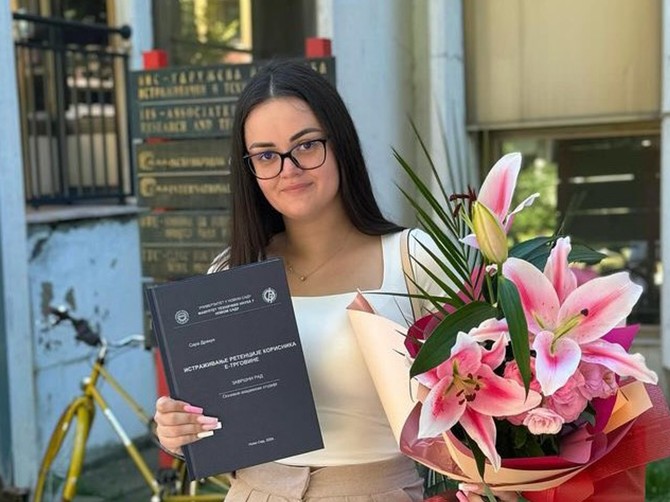 Sara iz Novog Sada uporedila cenu školarine i svog autfita