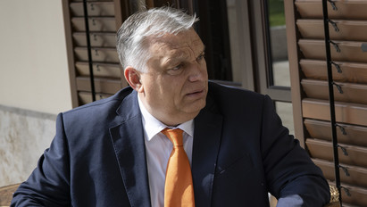 Orbán Viktor kísérti a sorsot? Medvével kapták lencsevégre a kormányfőt – fotó