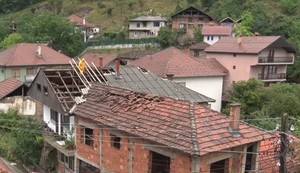 Olujno nevreme pogodilo Štrpce/vetar iščupao krov sa kuće 
