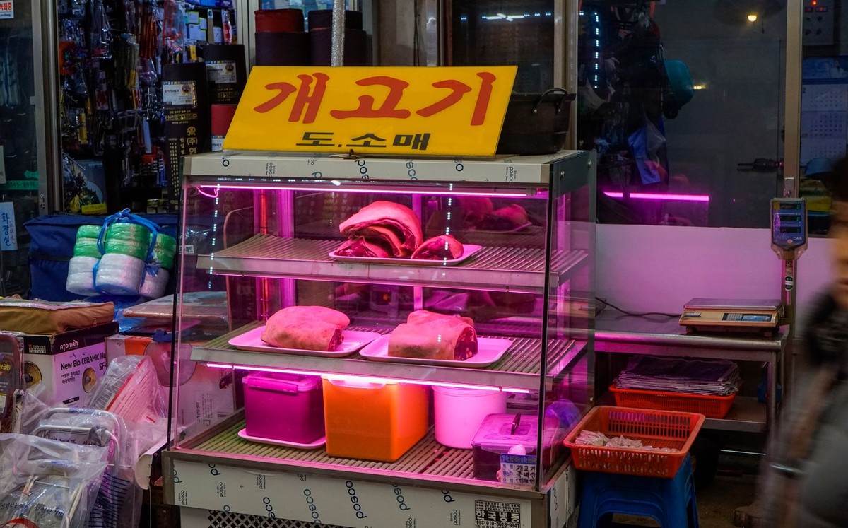 Sklep sprzedający psie mięso