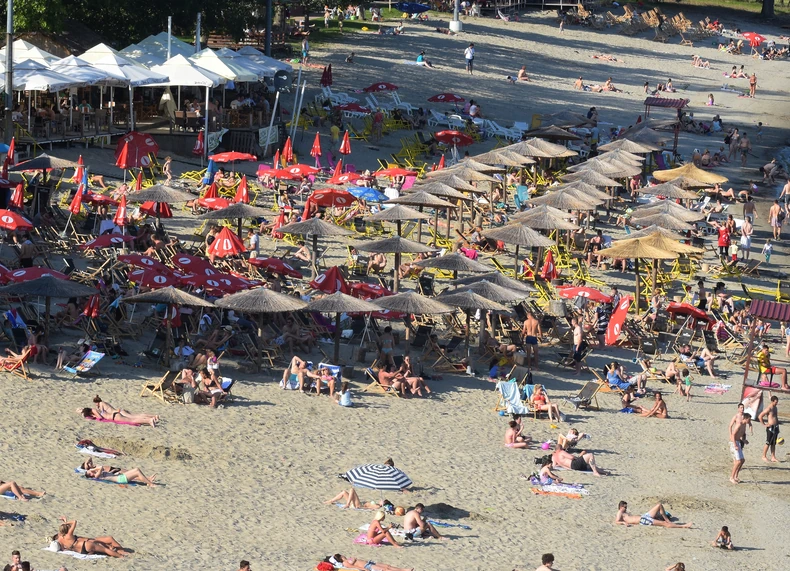 U Novom Sadu traže hlad na Štrandu