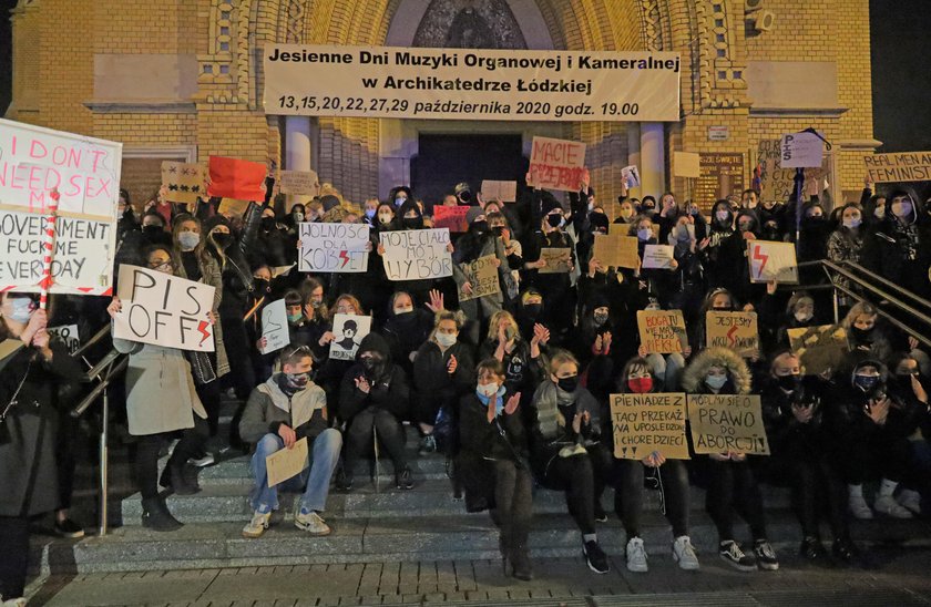 Strajk kobiet. Kościoły powinny być oazą pokoju