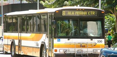 Ubodzy mieszkają w starych autobusach. Tak miasto walczy z biedą