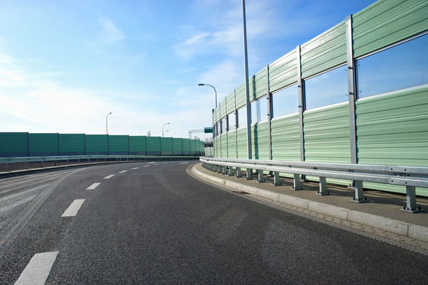 Ekranów przy drogach jest zdecydowanie za dużo (z powodu ich nadmiaru obiektem drwin stała się autostrada A2 Łódź–Warszawa), lecz mimo to do Generalnej Dyrekcji Dróg Krajowych i Autostrad ciągle wpływają nowe wnioski dotyczące montażu dodatkowych.