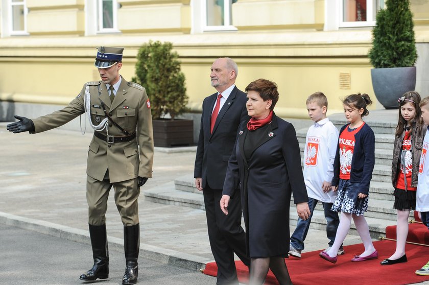 Szydło broni Macierewicza przed Dudą?