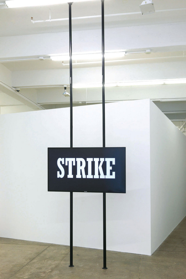 Hito Steyerl, "Strajk" (2010). Wideoinstalacja, Andrew Kreps Gallery, Nowy Jork (2014)
