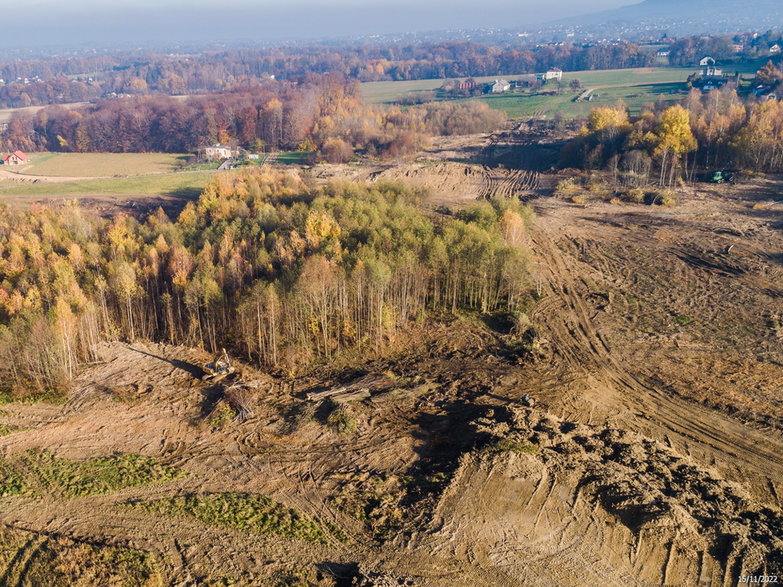 Budowa drogi ekspresowej S-1 - odcinek Dankowice - węzeł Suchy Potok - zdjęcia z drona - 15.11.2022 - autor: GDDKiA