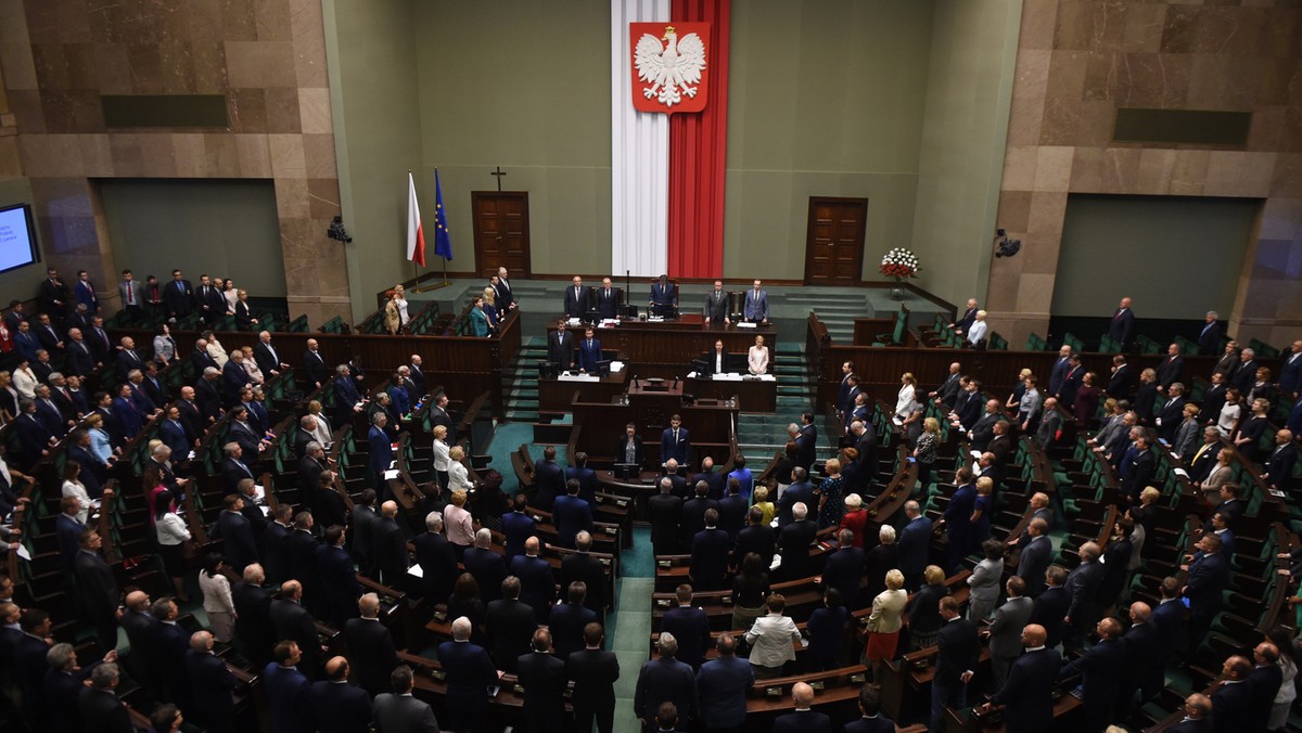 Utworzenie Rady Mediów Narodowych, która ma powoływać zarządy i rady nadzorcze TVP, Polskiego Radia i PAP, zakłada "pomostowa" ustawa medialna, którą Sejm uchwalił w środę wieczorem. Jutro ustawą zajmie się Senat.