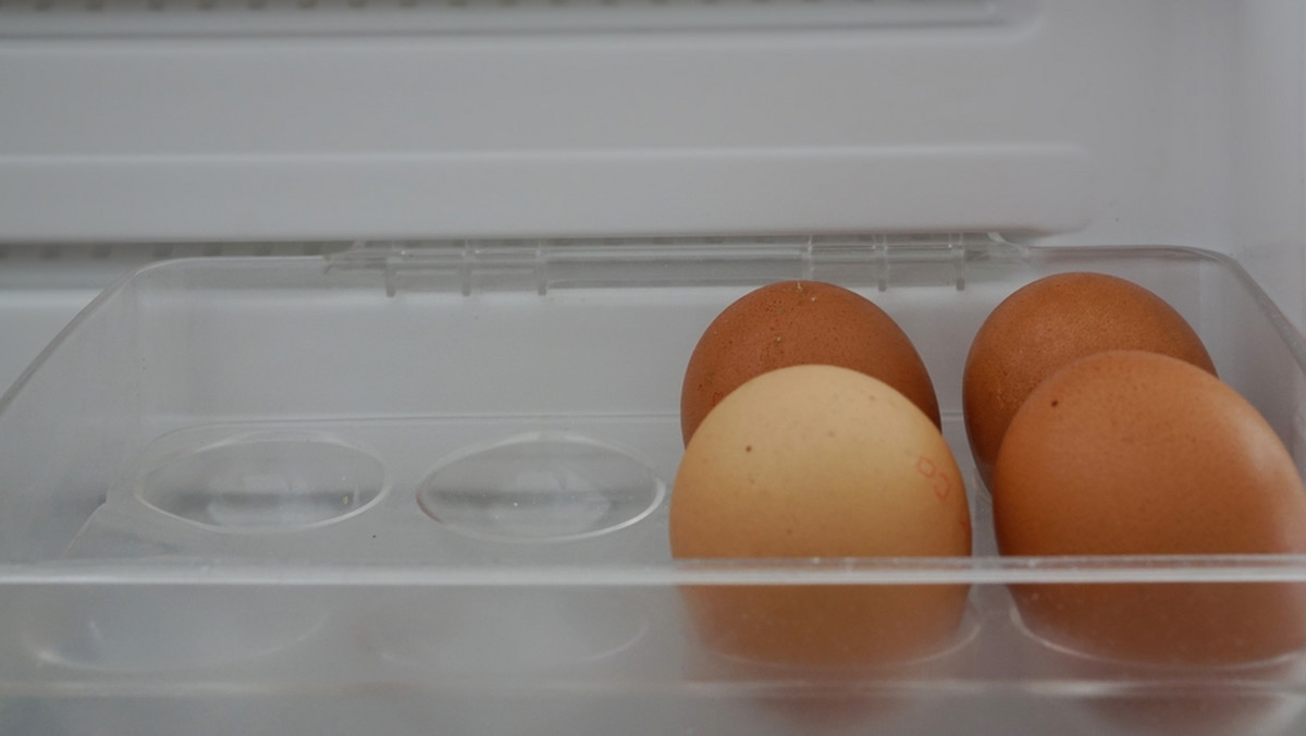 Masz w lodówce plastikową półkę na jajka? Lepiej ich tam nie trzymaj