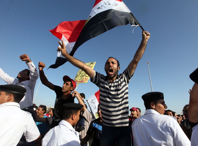 Tłum obserwuje proces dyktatora na ekranach przed siedzibą policji w Kairze