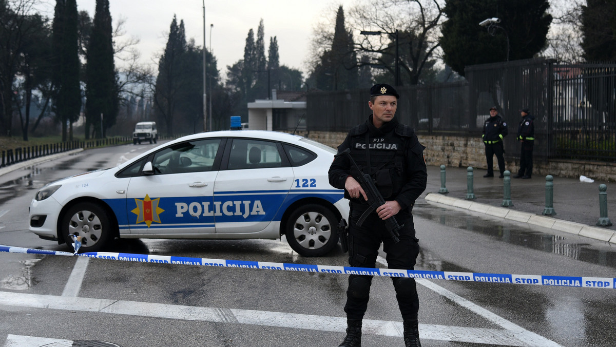Mężczyzna, który rzucił wczoraj granat na dziedziniec ambasady USA w stolicy Czarnogóry Podgoricy, a następnie wysadził się w powietrze, zostawił list, w którym "prosi swą rodzinę o wybaczenie" - podał dziś dziennik "Pobjeda".
