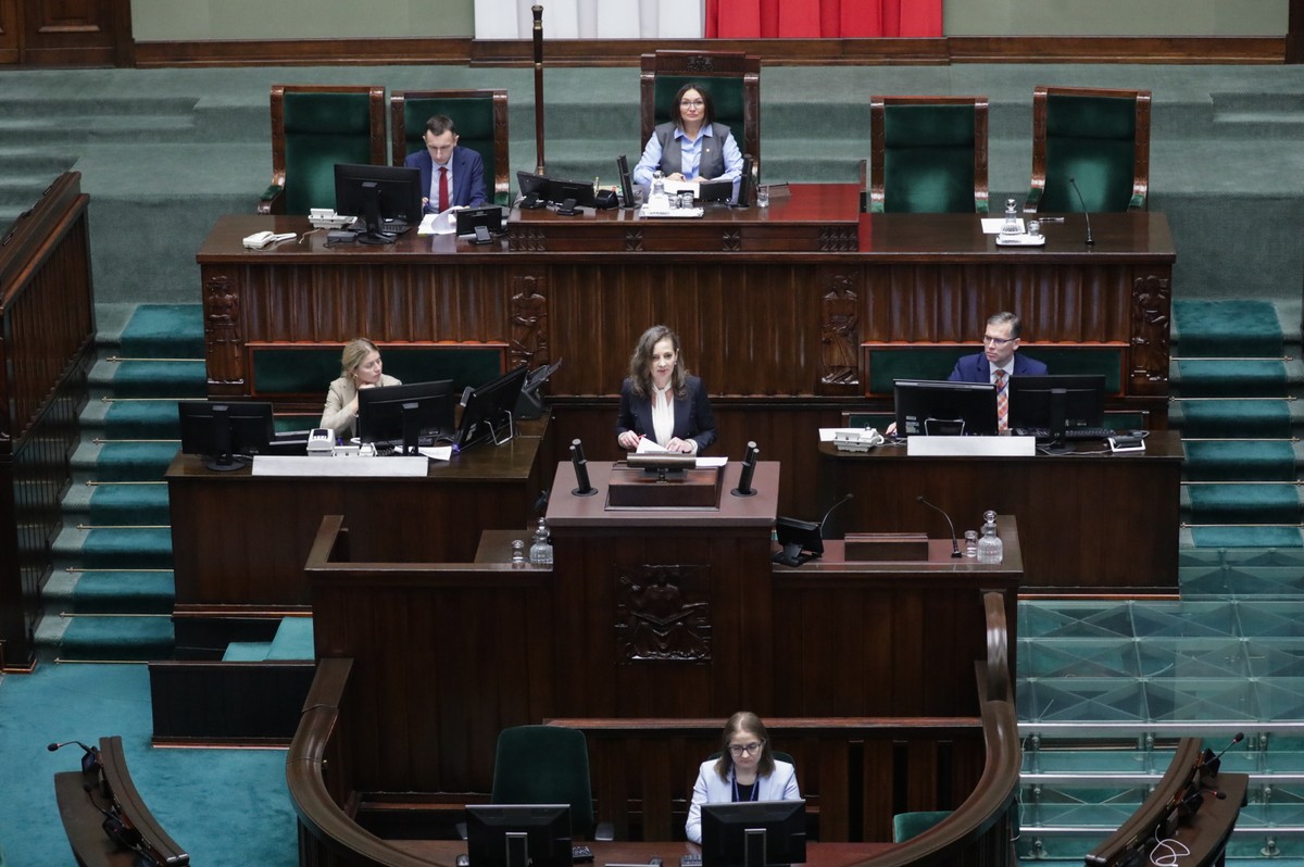Przewodnicząca Krajowej Rady Sądownictwa Dagmara Pawełczyk-Woicka przemawia na sali obrad Sejmu o działalności KRS