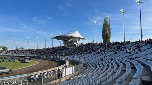 Mimo świetnej pogody kibiców na stadionie jest mnie niż na poprzednich spotkaniach.