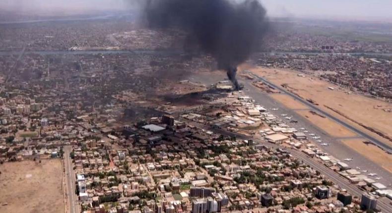 Cette image tirée d'une vidéo de l'AFPTV du 20 avril 2023 montre de la fumée noire s'élevant au-dessus de l'aéroport international de Khartoum, alors que les combats se poursuivent au Soudan. AFP via Getty Images